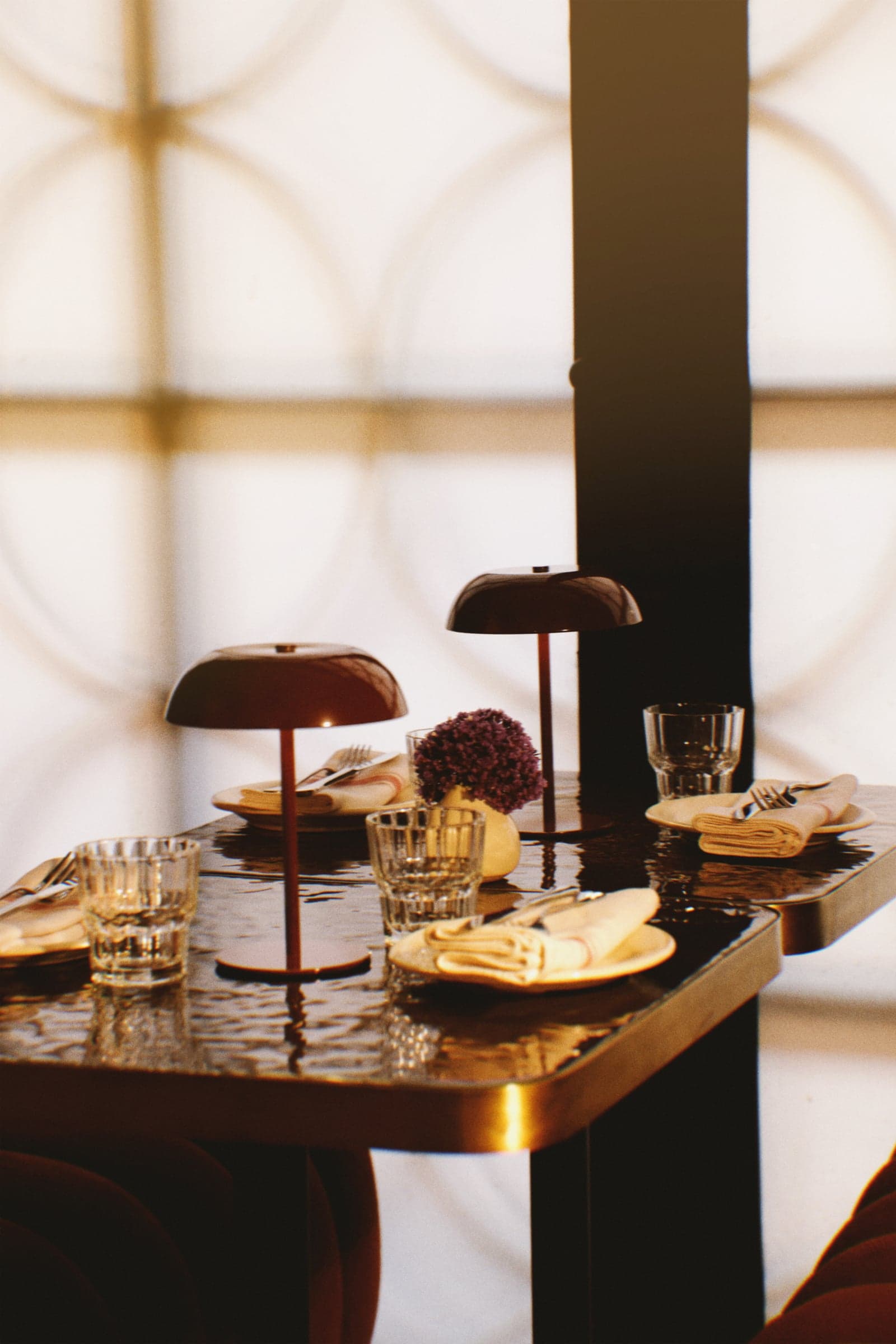 Cordless lamps on the front tables